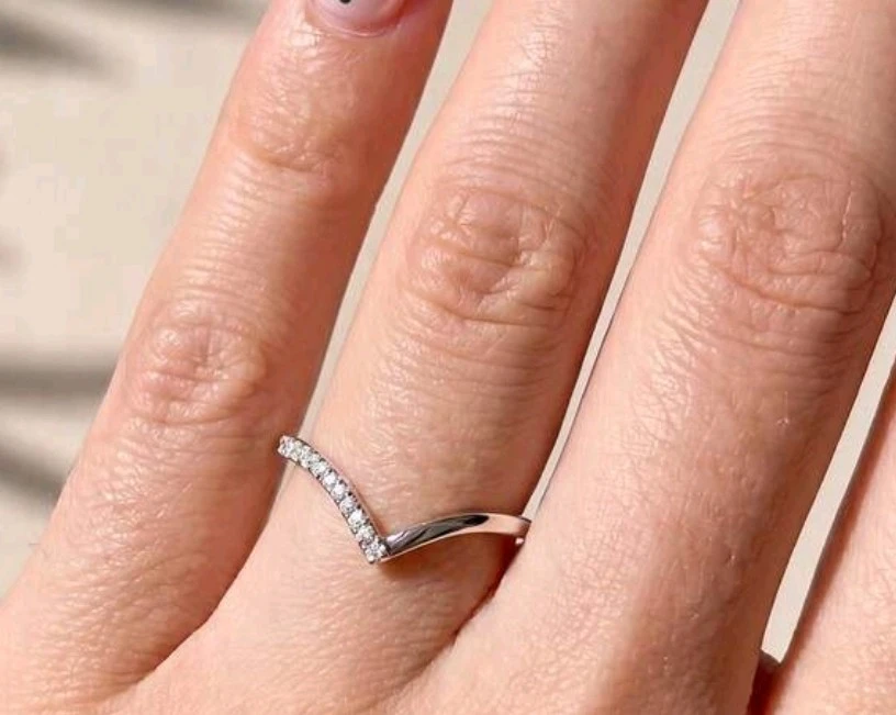 V-shaped ring with small diamonds