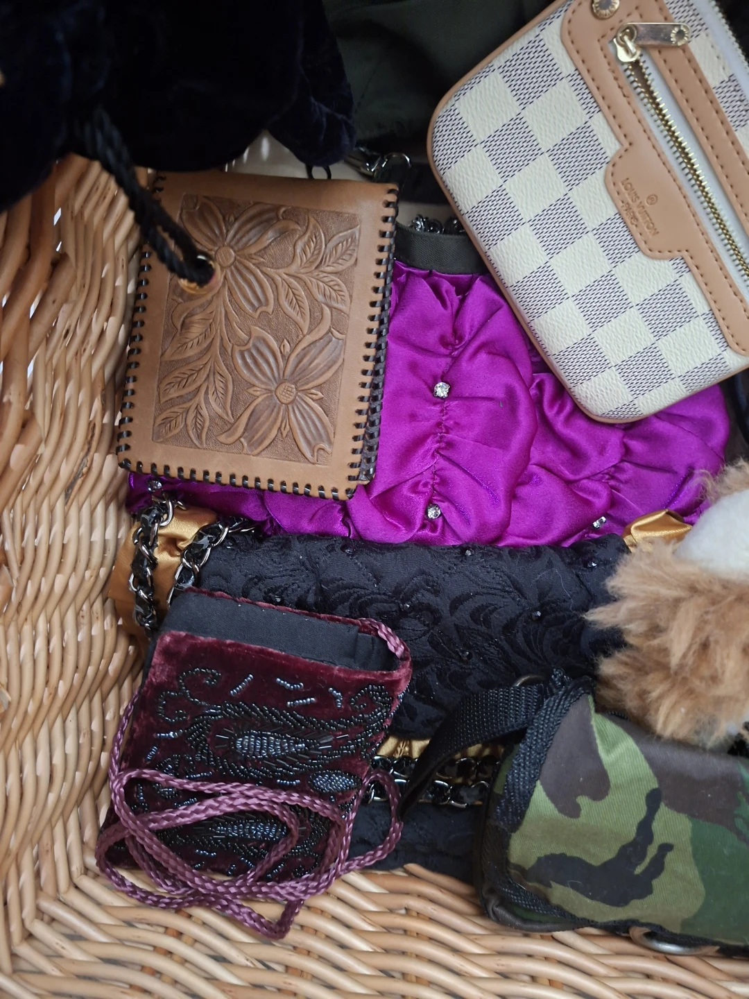 Wicker basket full of bags purses and wallets, 20 plus pieces - photo 4