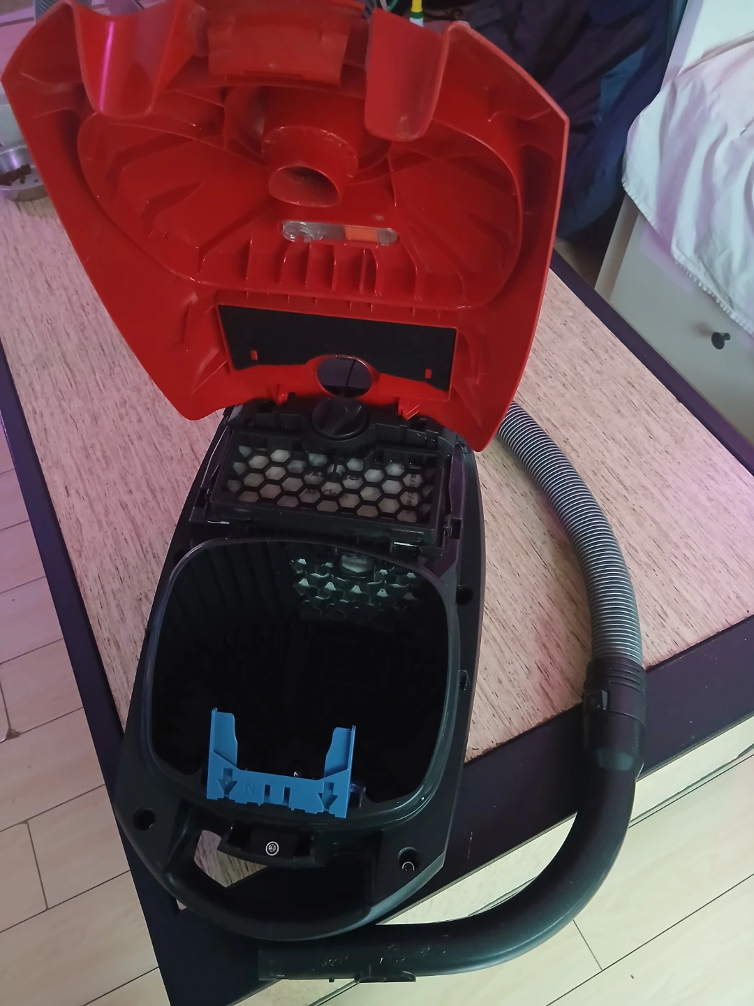 Miele S2 Contour Vacuum Cleaner - Red - photo 2