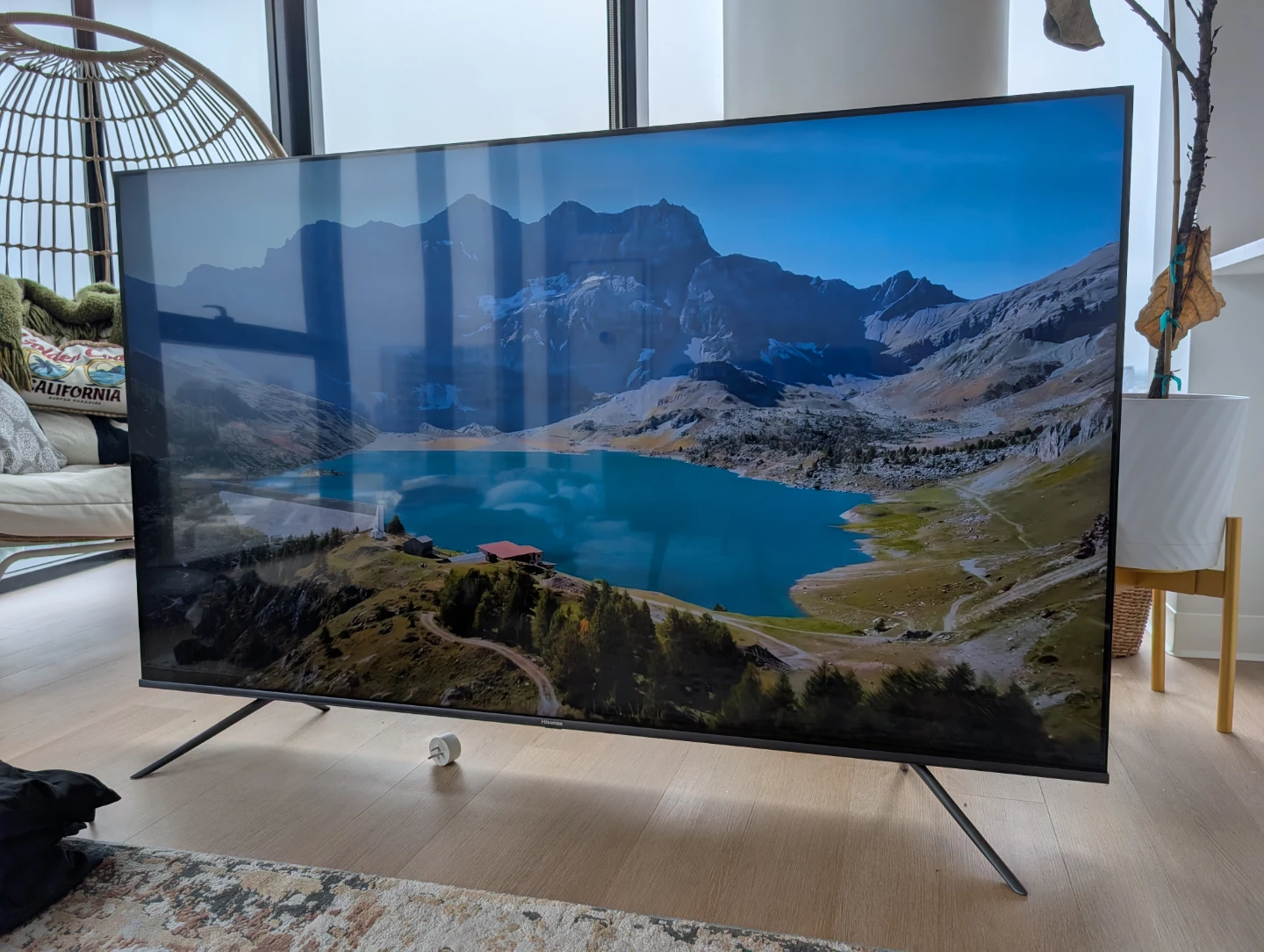 75 inch Hisense 4K ULED Smart TV (75U6G) - Like New !
