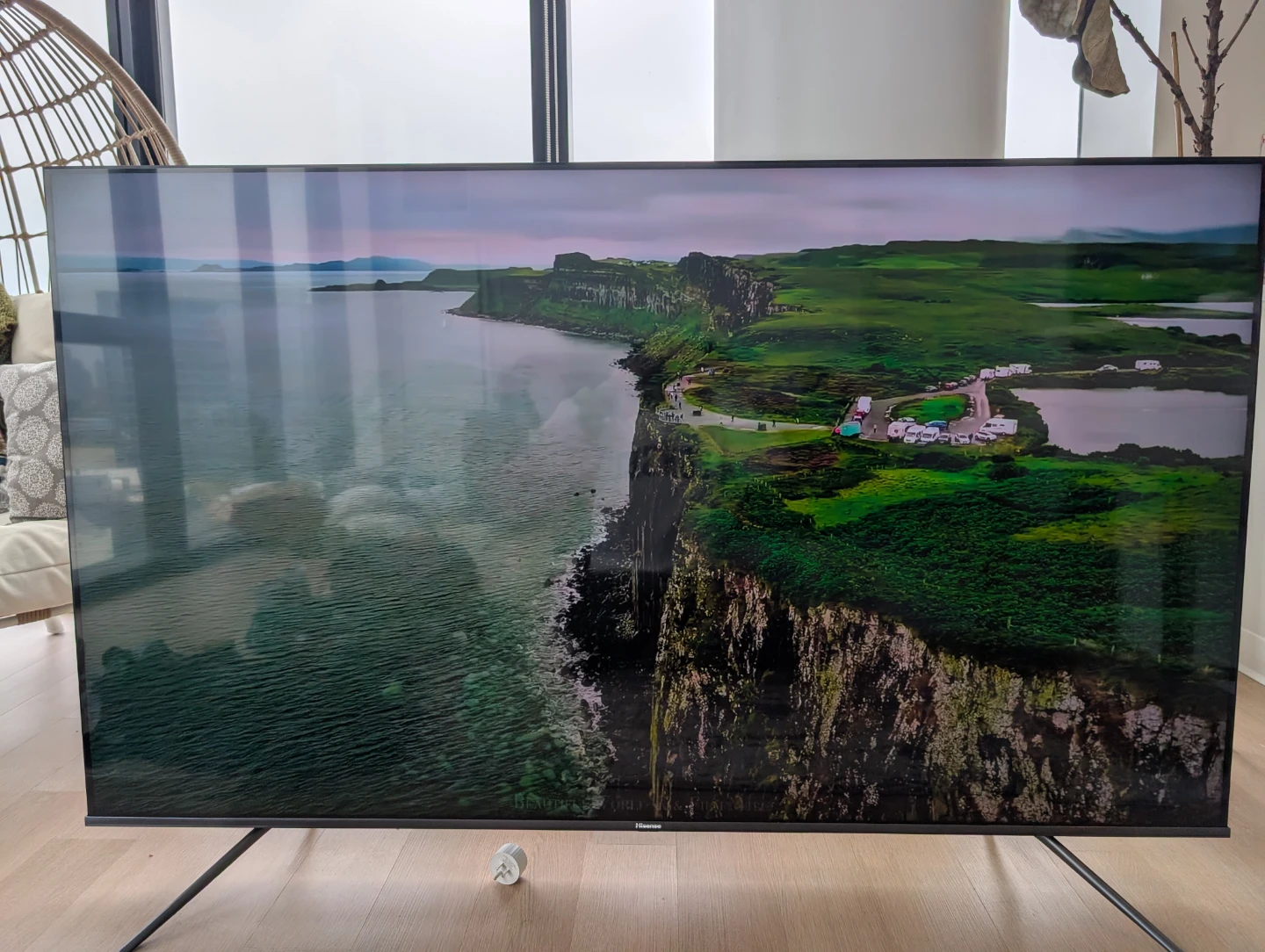 75 inch Hisense 4K ULED Smart TV (75U6G) - Like New ! - photo 2