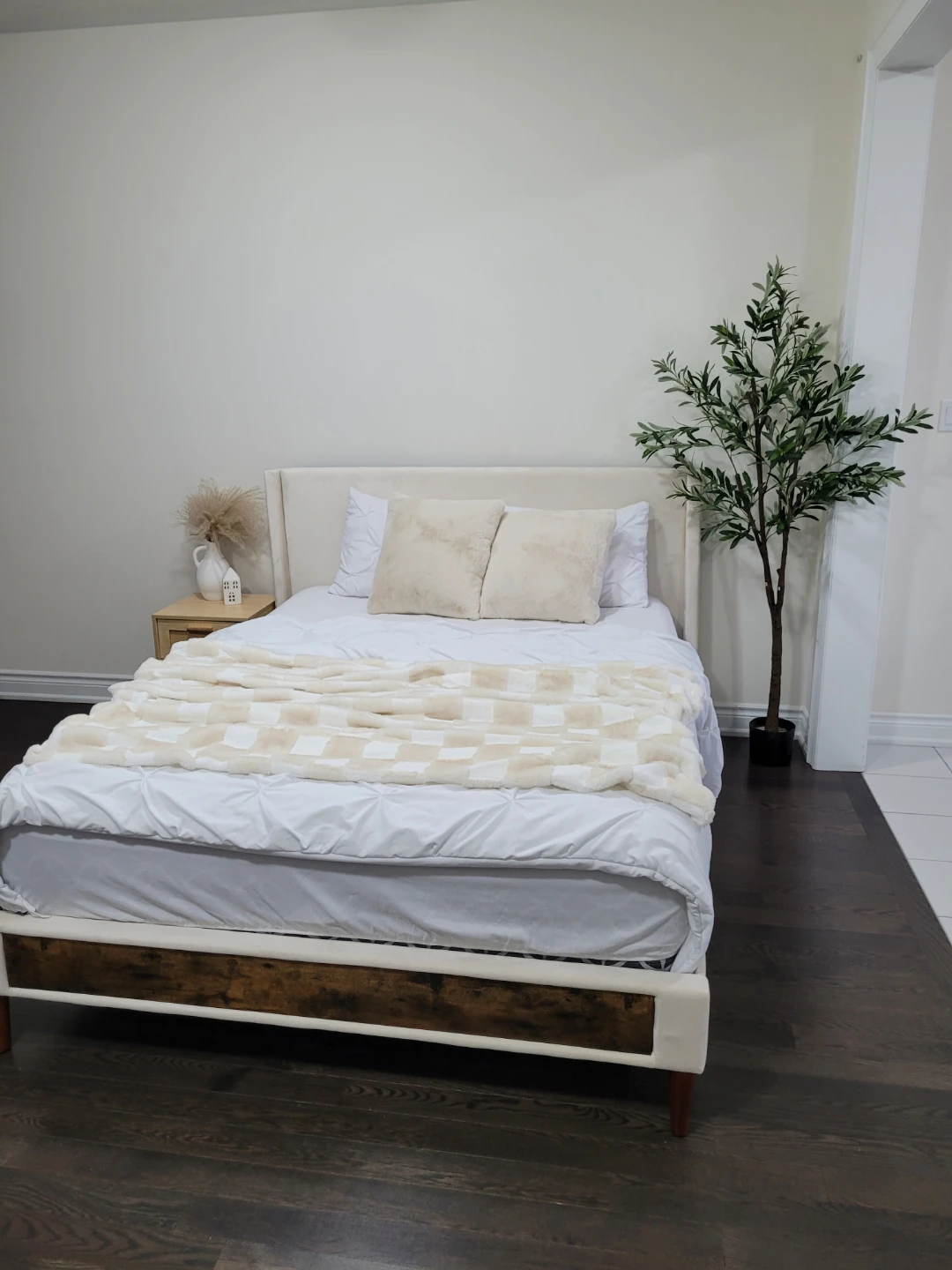 Queen bed frame for sale ( mattress not included) - photo 4