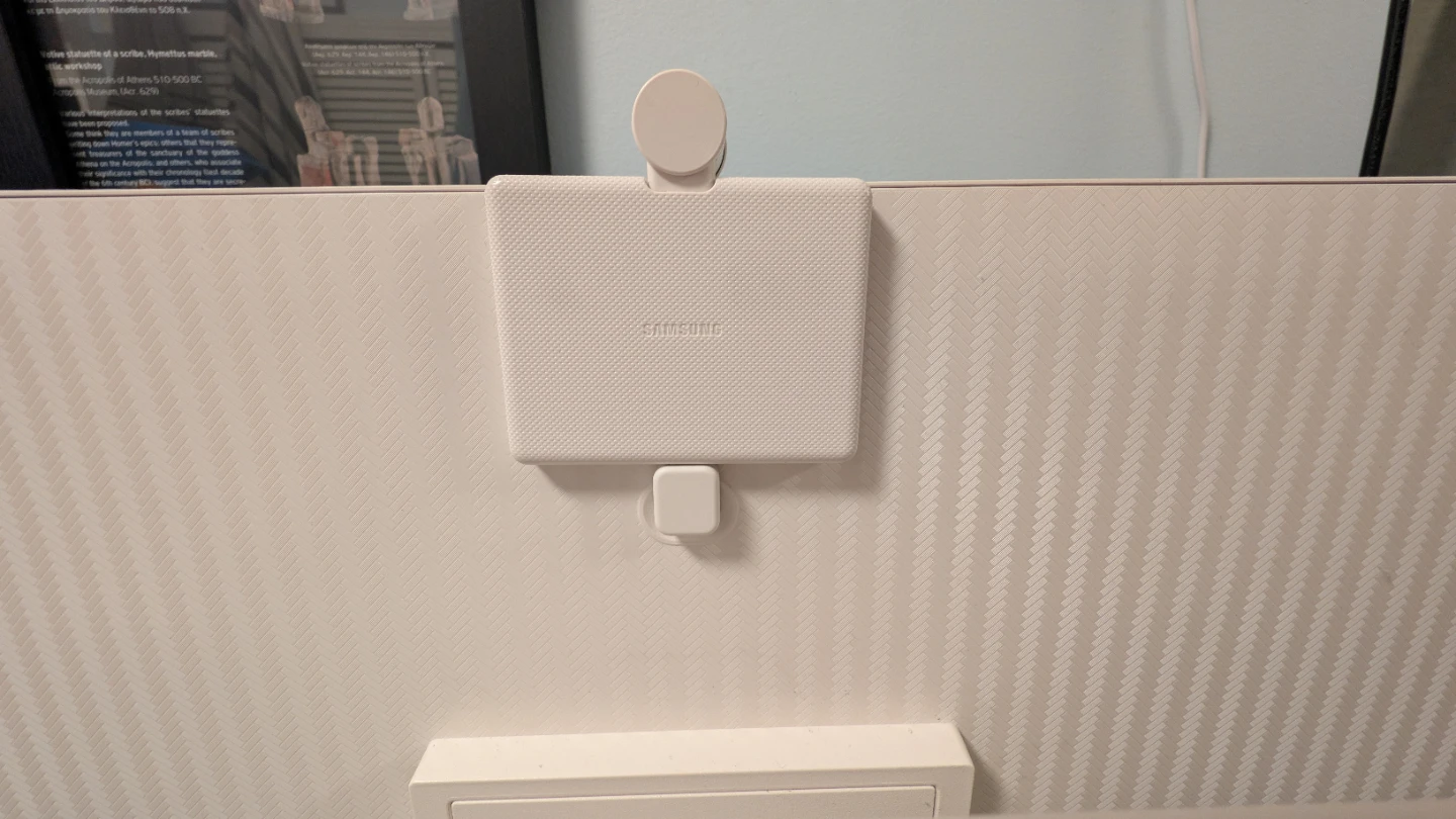 32 inch Samsung M8 Smart Monitor - photo 3