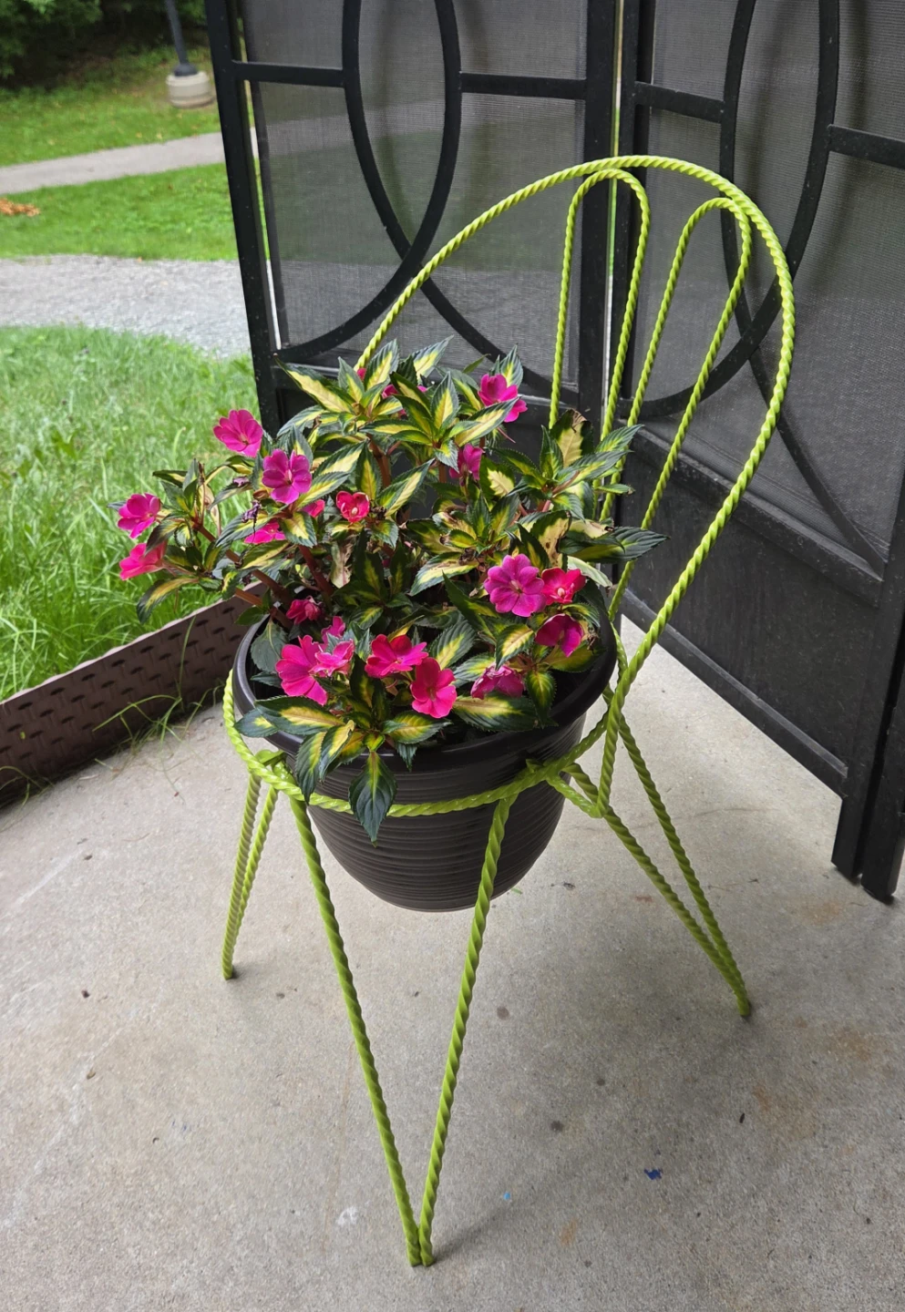 Decorative Key Lime Iron Chair Garden Planter - photo 2