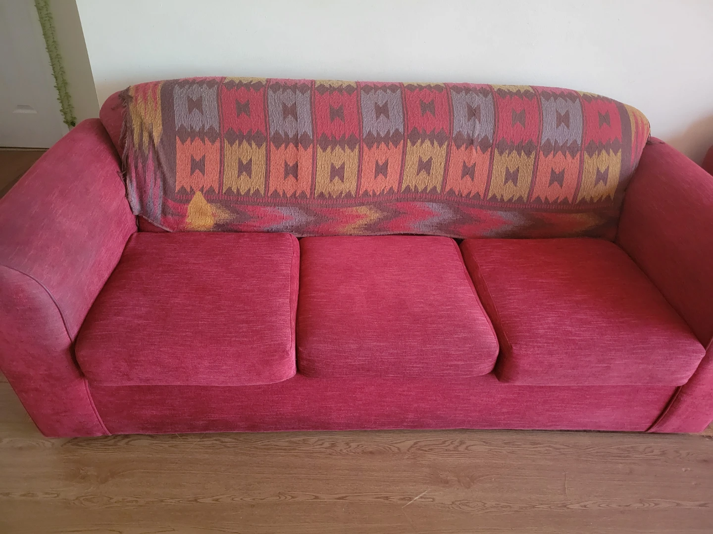 3- seater Sofa with Geometric Throw