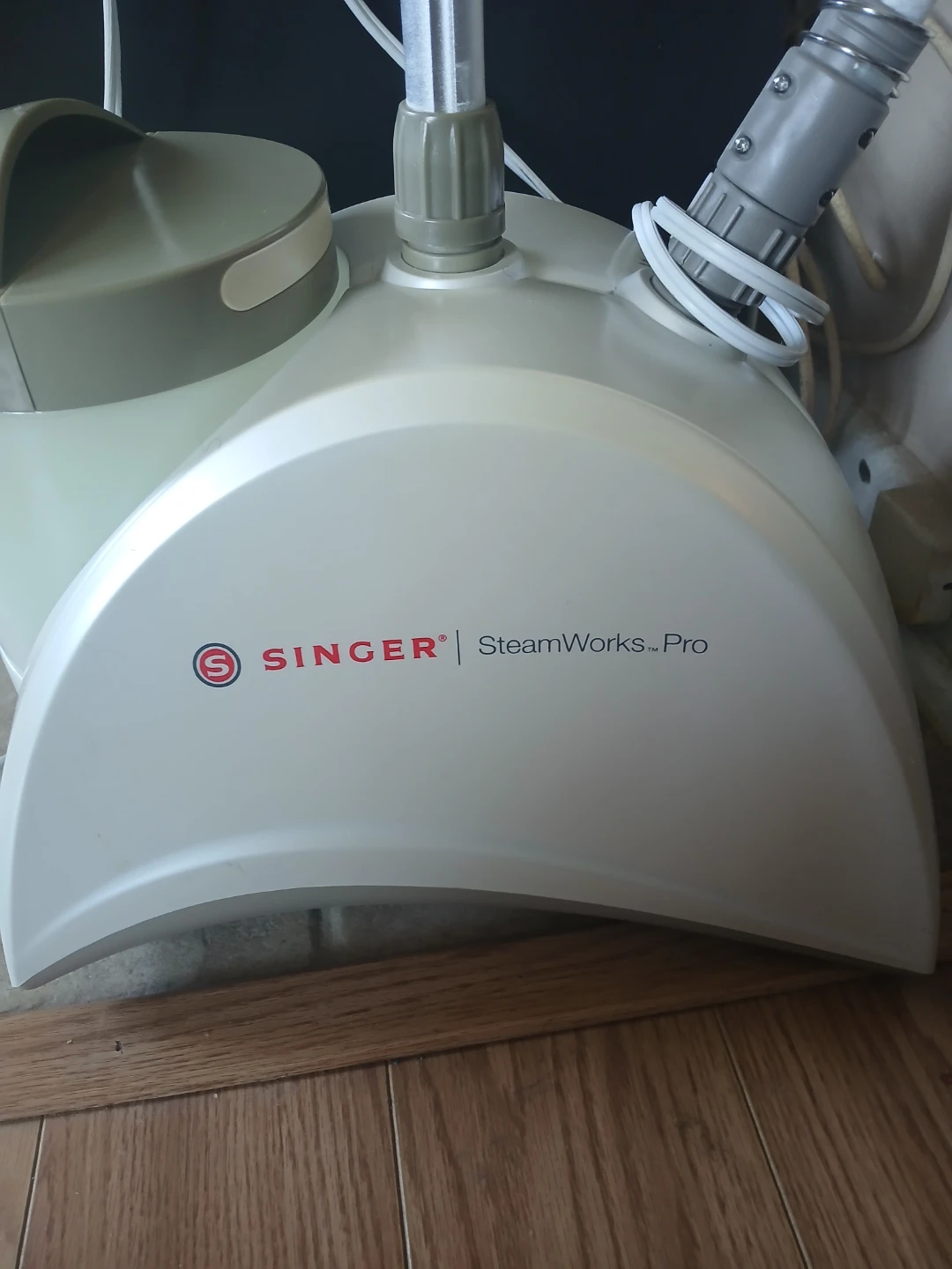 SINGER SteamWorks Pro Garment Steamer - photo 2