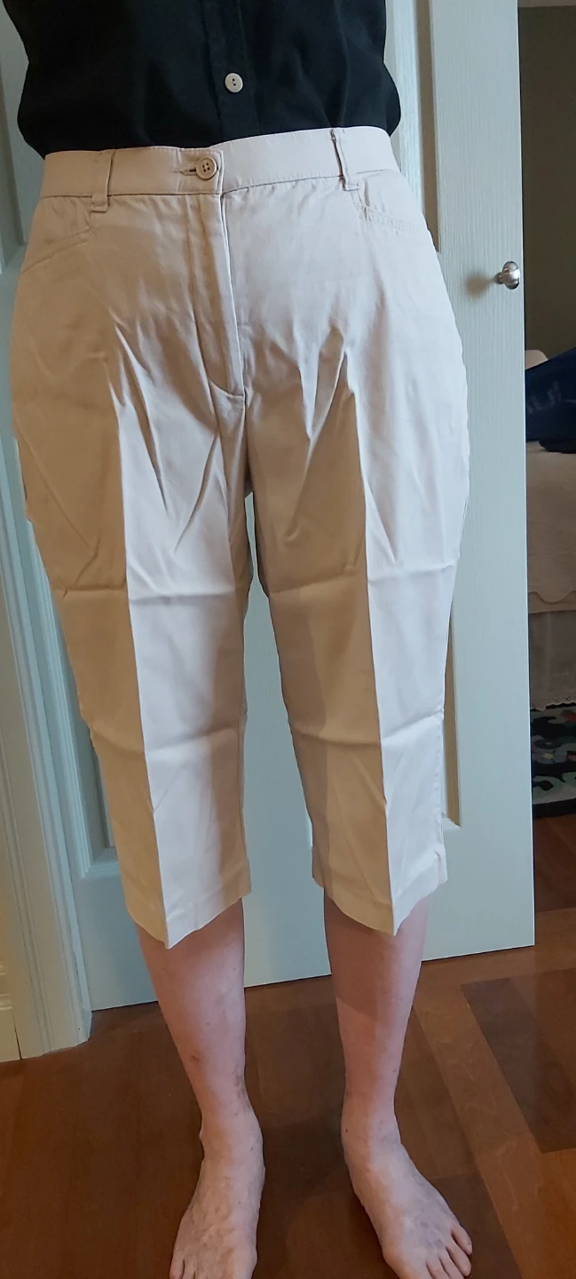 Northern Reflections Essential Khaki Capris - Size 6