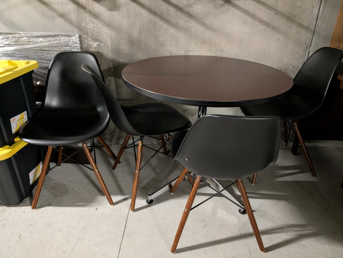 Moving Out - Round Dining Table with 4 Black Chairs - photo 4