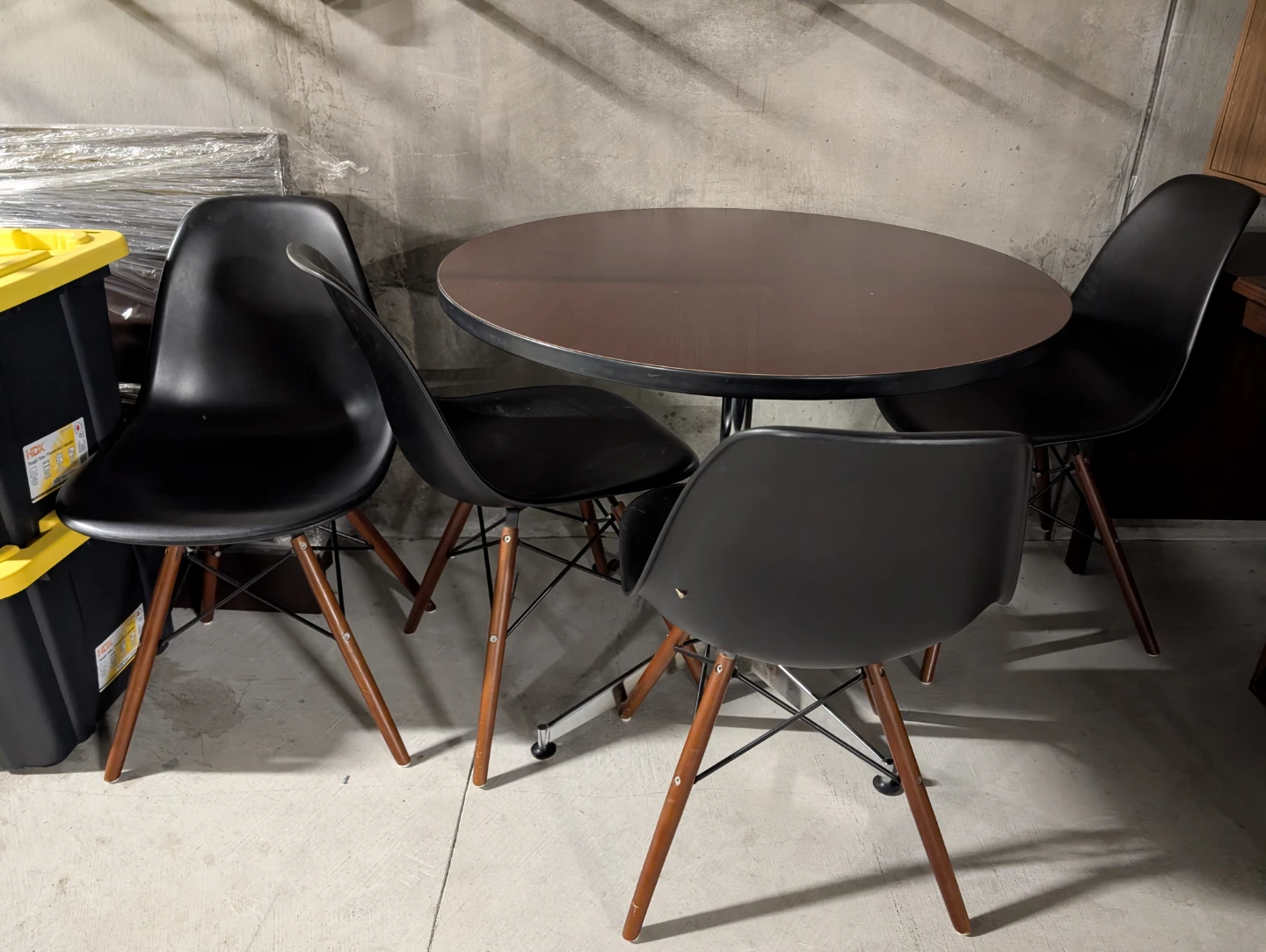 Moving Out - Round Dining Table with 4 Black Chairs - photo 5