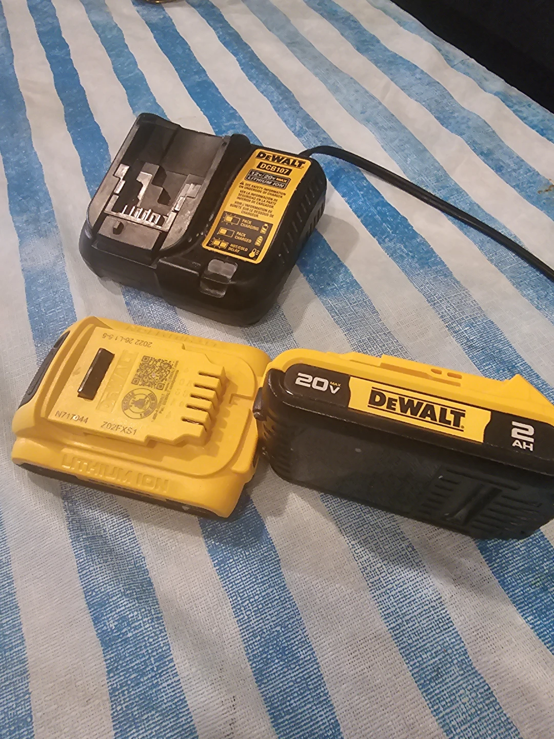 DeWalt 20V MAX Lithium Ion Battery and Charger Combo