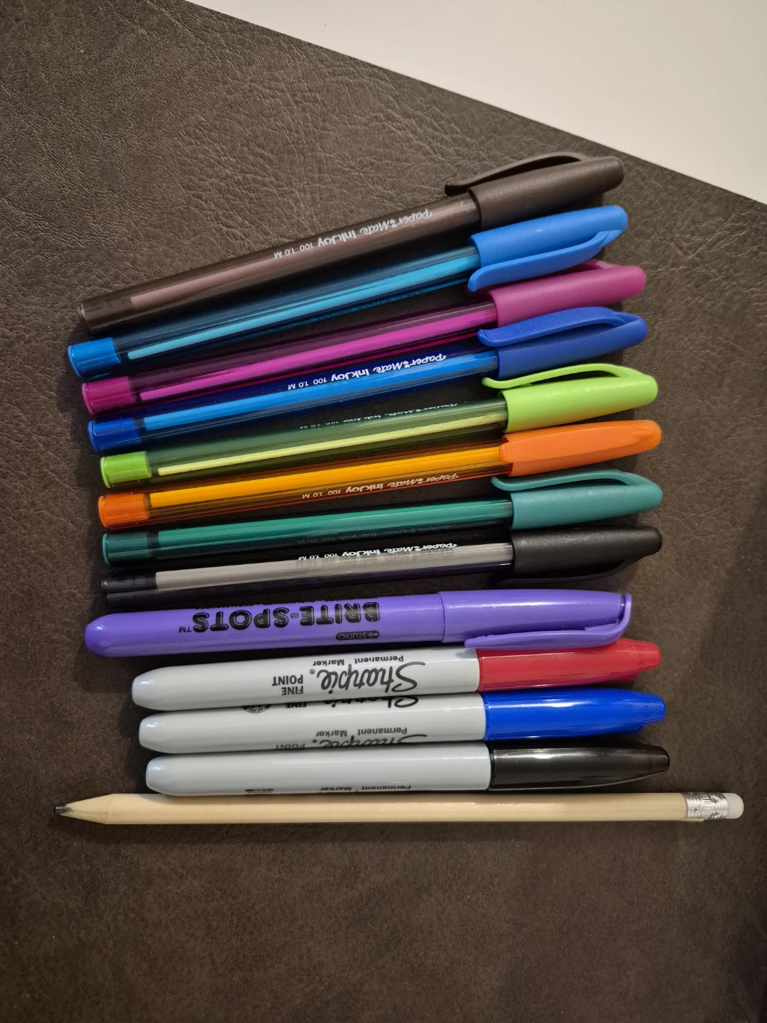 Ensemble de marqueurs et stylos