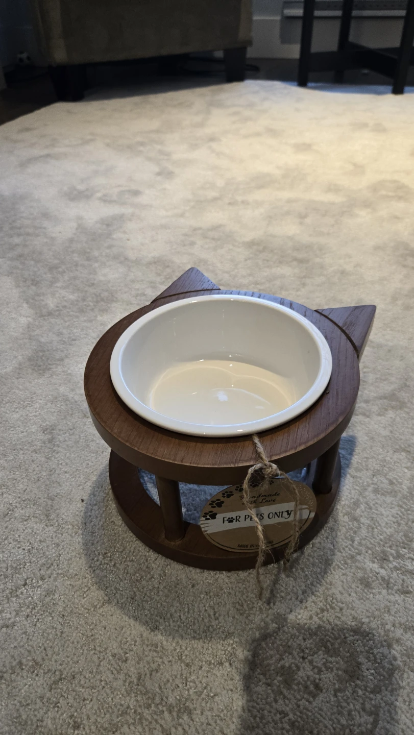 Pet food bowl