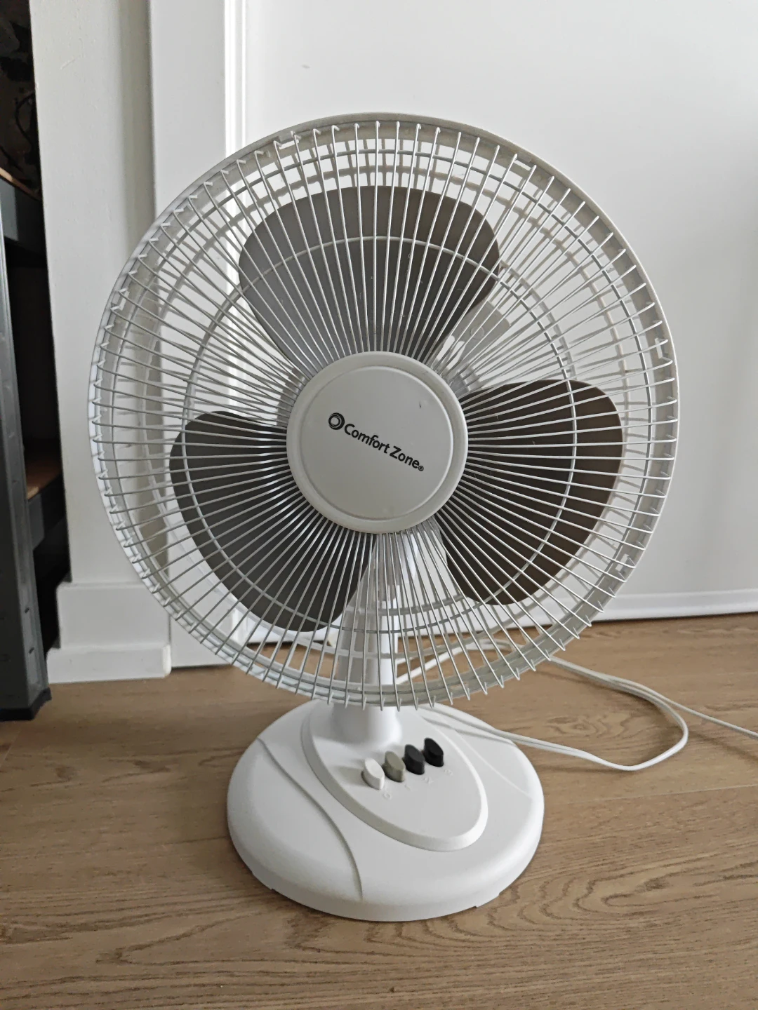 Comfort Zone White Desk Fan