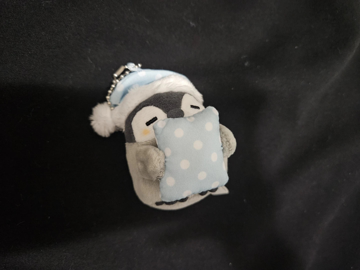 Sleepy penguin keychain - photo 2