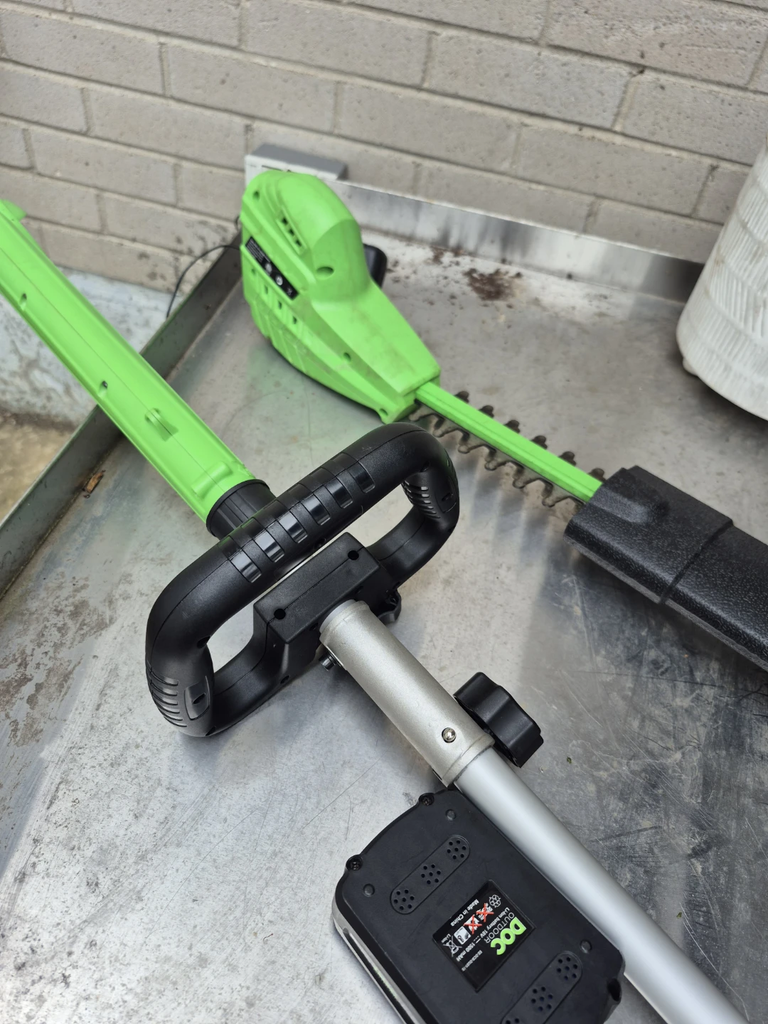 Extendable reach 20V Hedge Trimmer