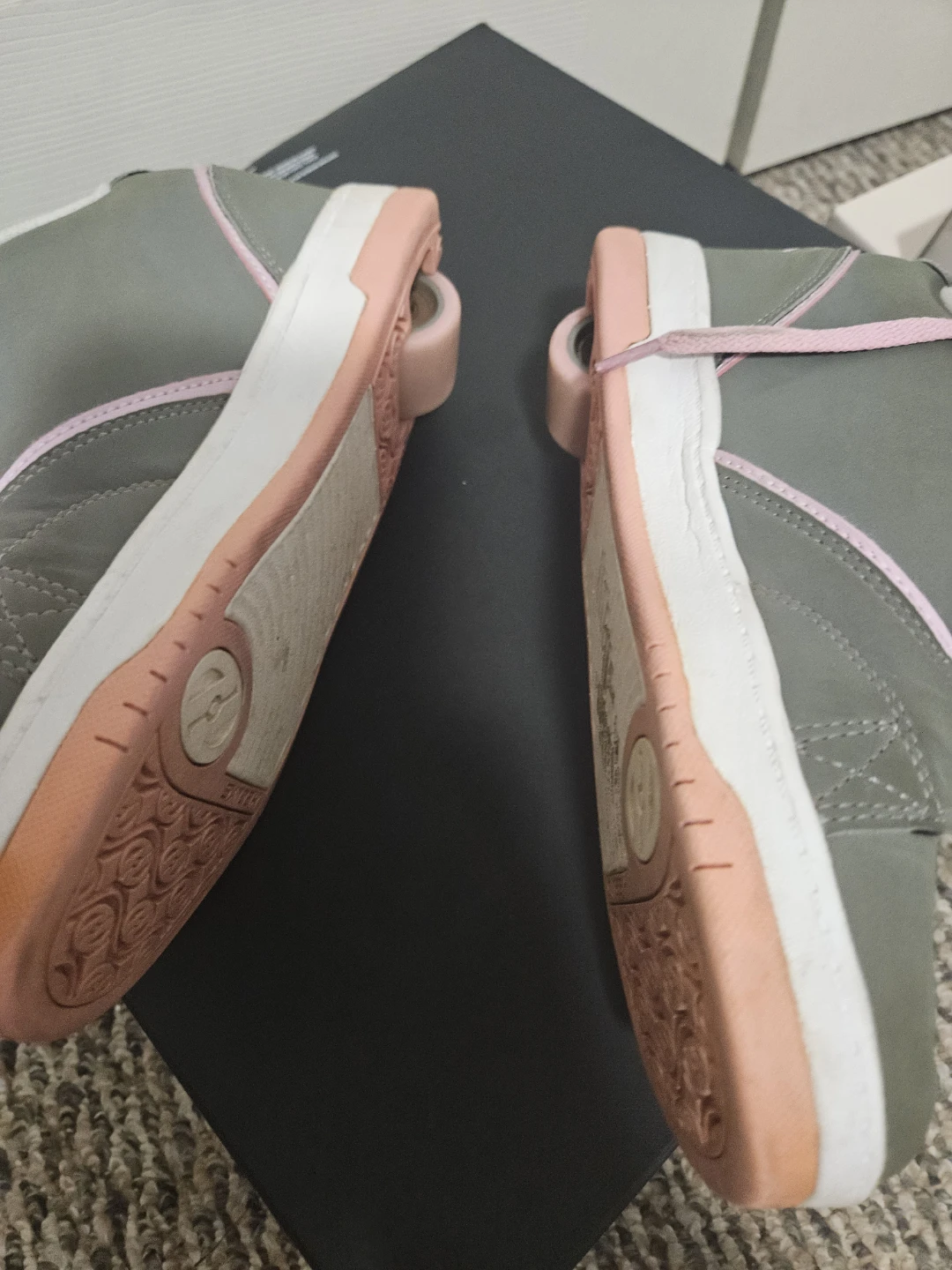 Heelys Roller Shoes Grey Pink size 4 - photo 2