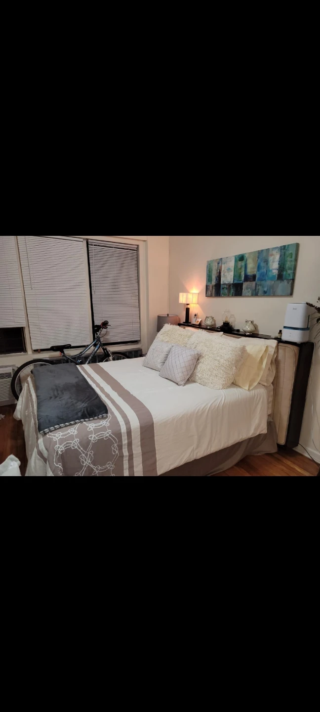 Queen size bed and Round Cristal table.