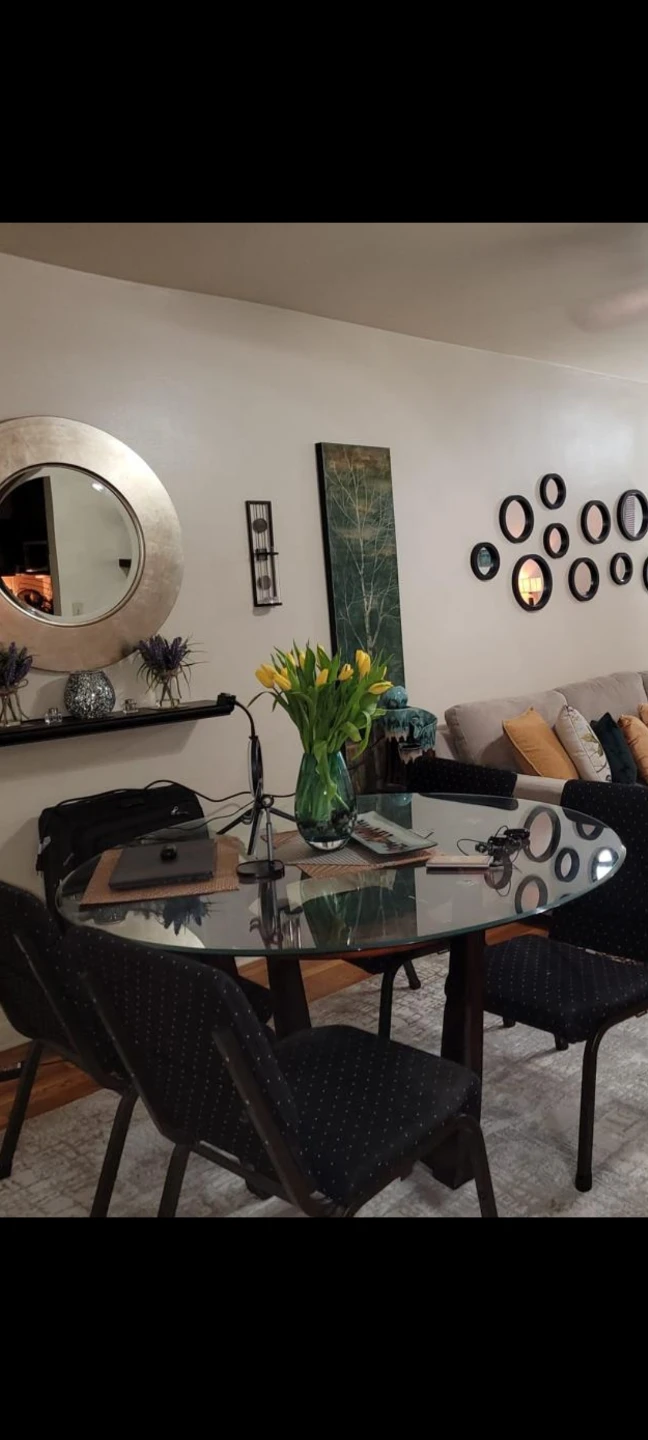 Queen size bed and Round Cristal table. - photo 2
