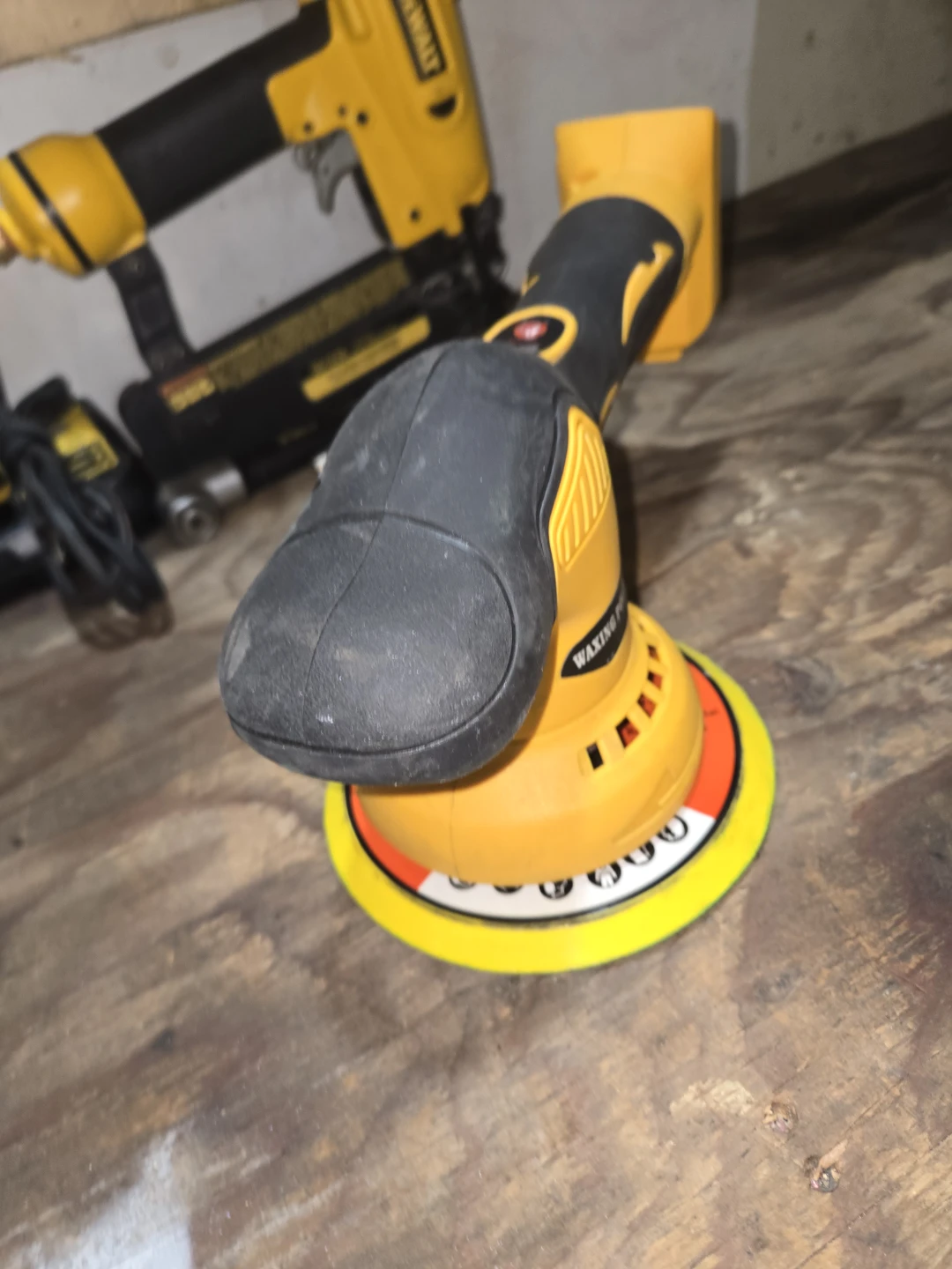 Dewalt Cordless Orbital Sander - photo 2
