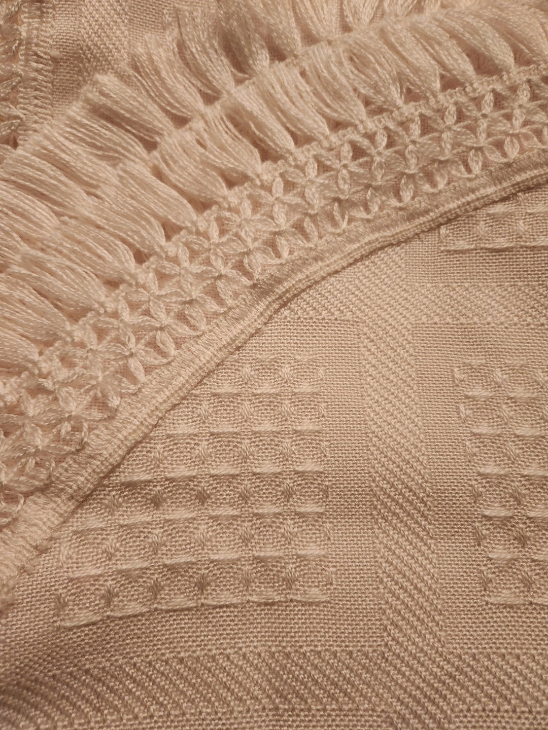 Cream Textured Bedspread with Lace Trim - photo 3