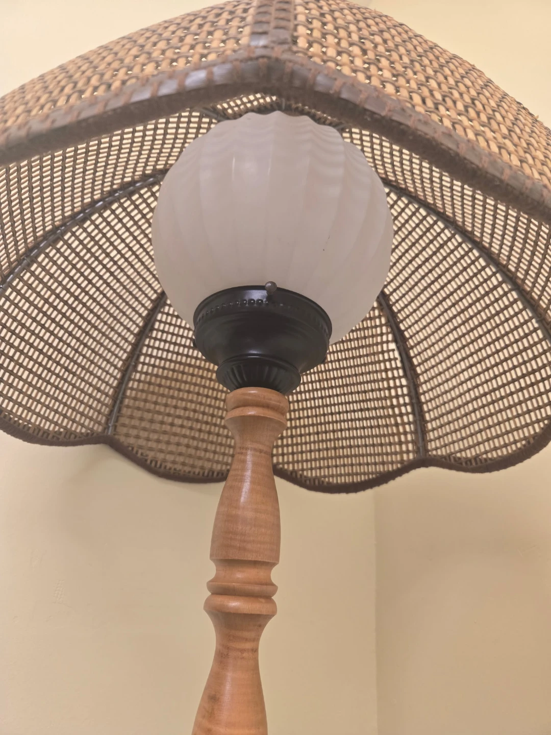 Vintage Wooden Table Lamp with Scalloped Wicker Dome Shade - photo 2