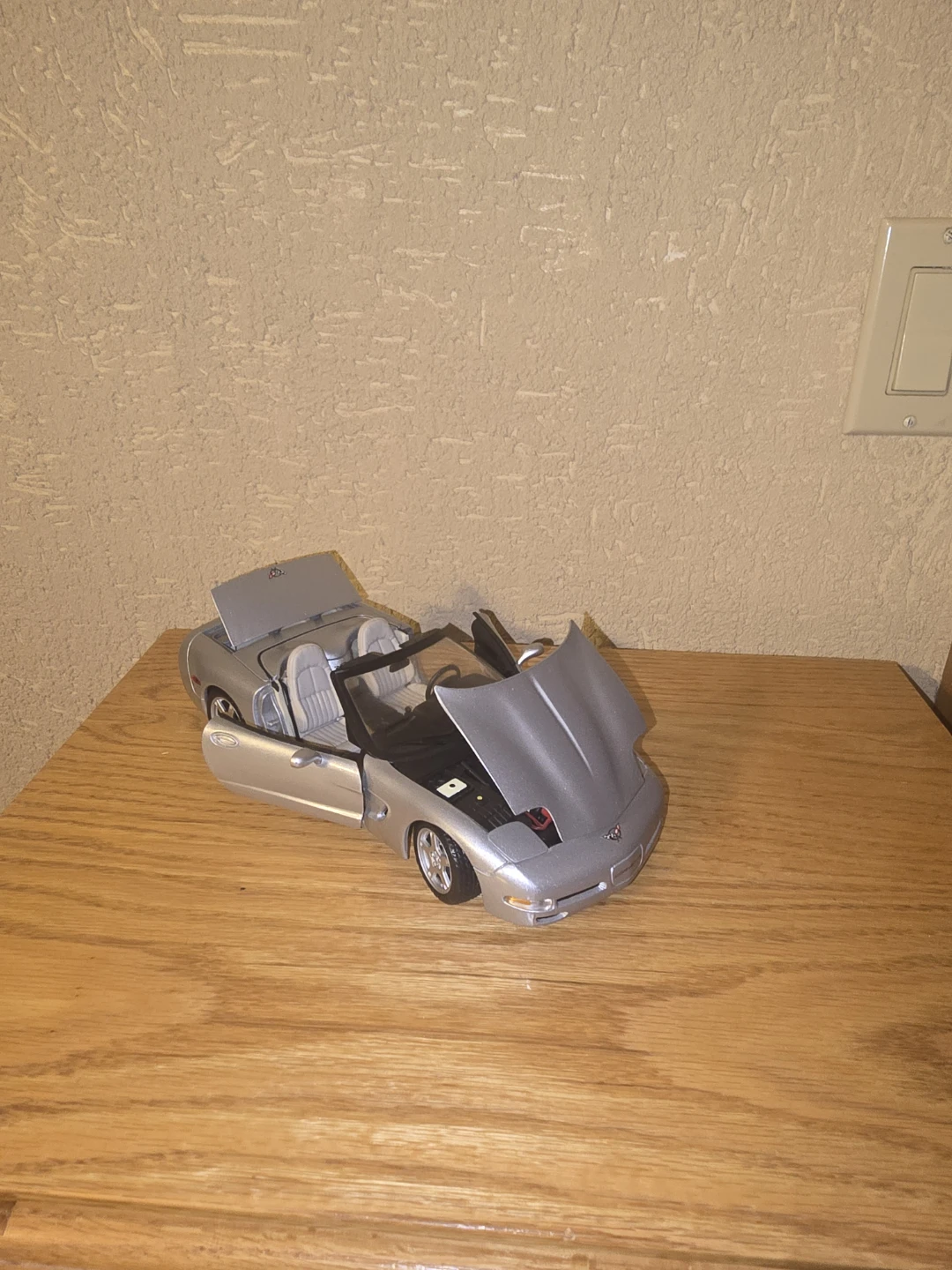 1:18 Silver Corvette Convertible - photo 2