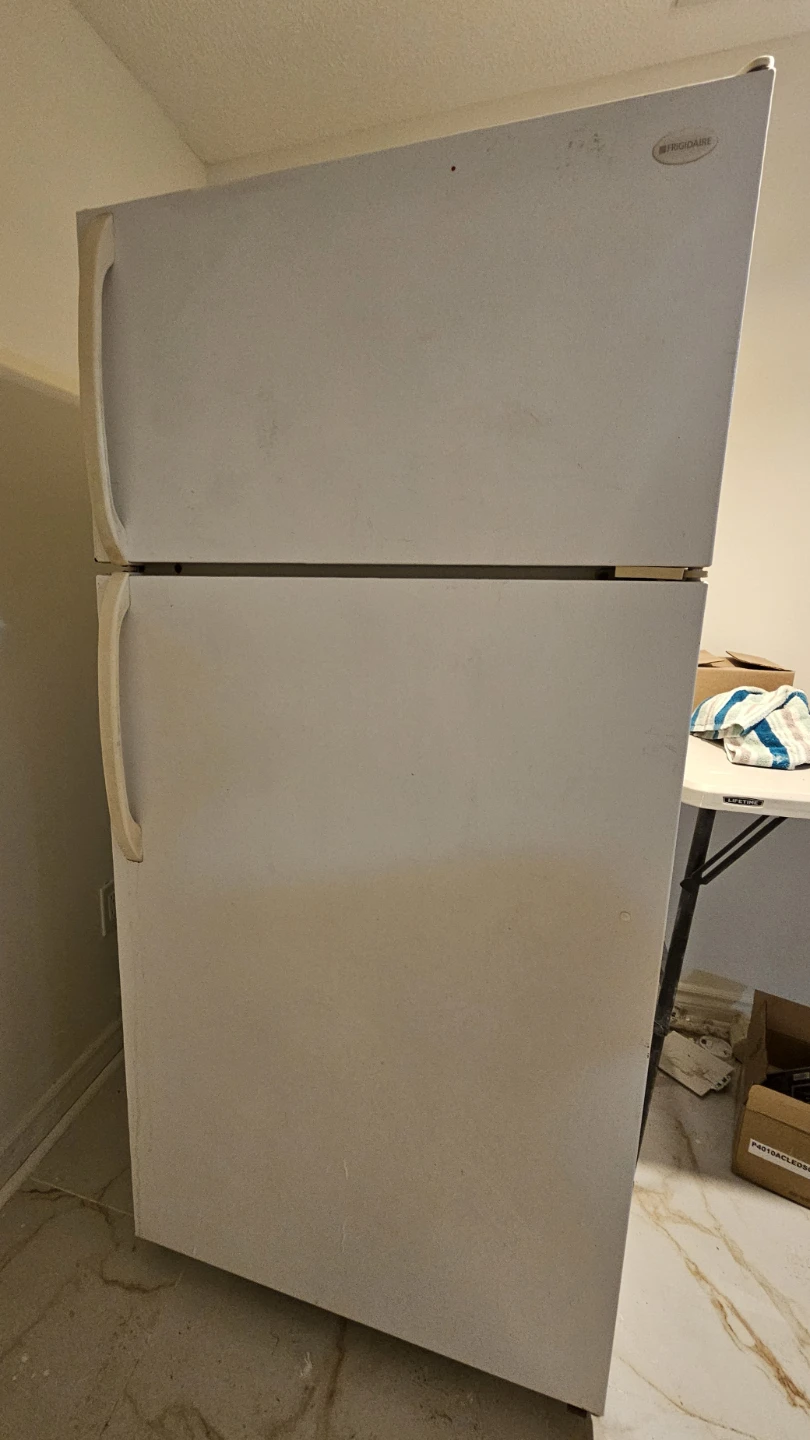 Frigidaire White Top Freezer Refrigerator - photo 2