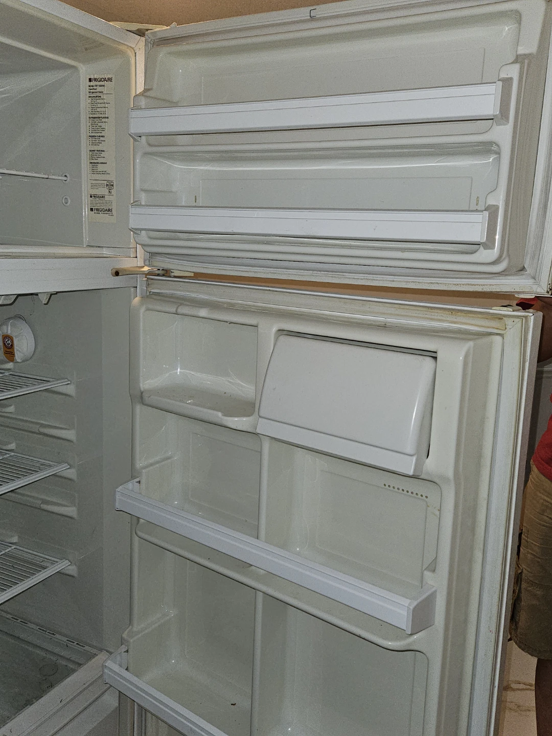 Frigidaire White Top Freezer Refrigerator - photo 3