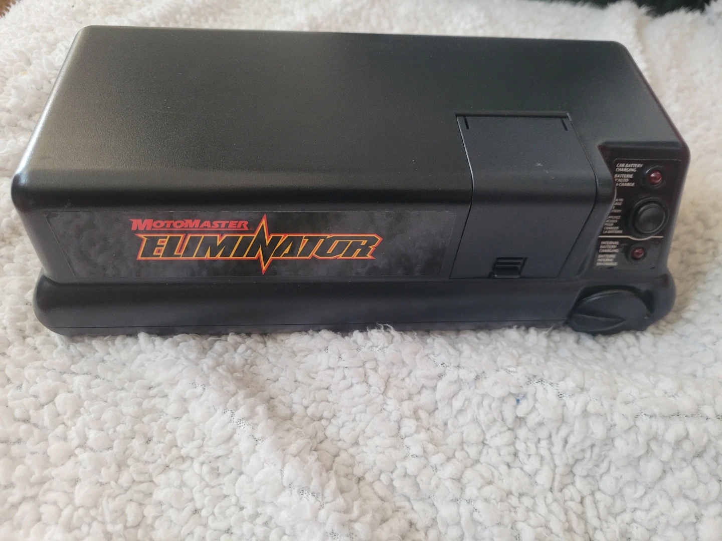 Motomaster Eliminator Emergency Car Starter - photo 3