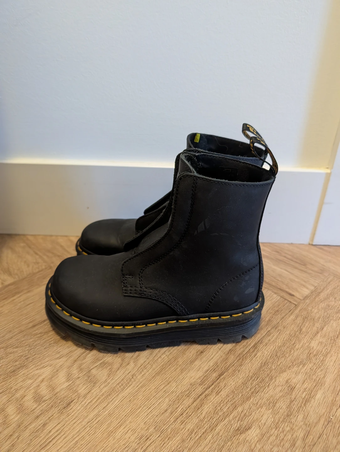 Dr. Martens Black Leather Boots Zebzag Laceless 37