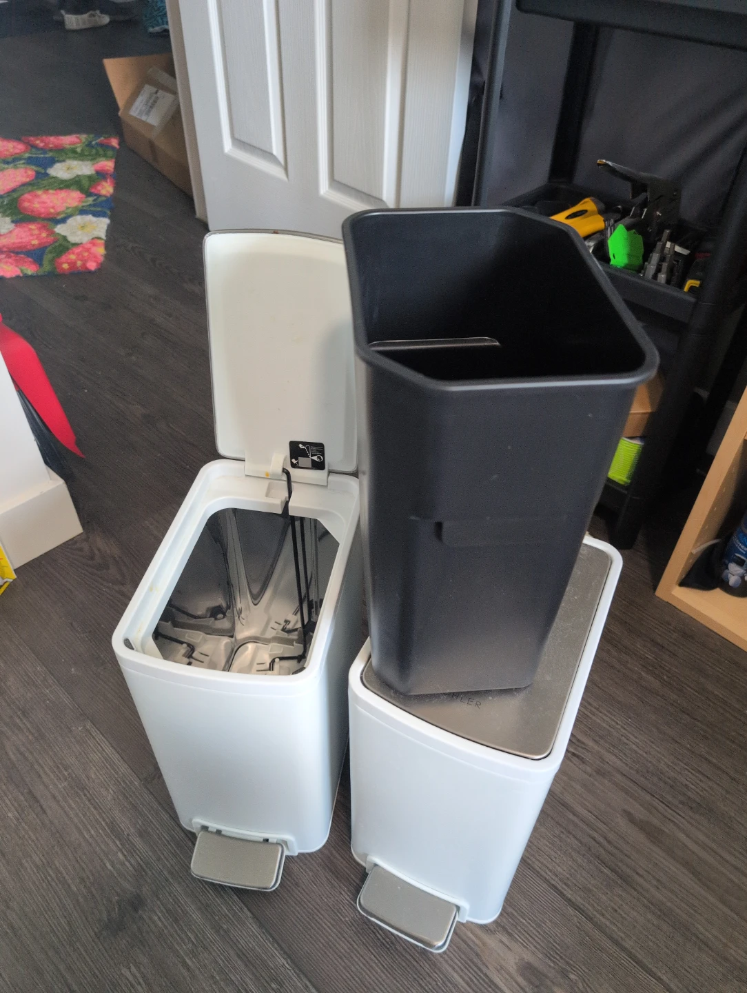 Two small garbage cans - photo 2