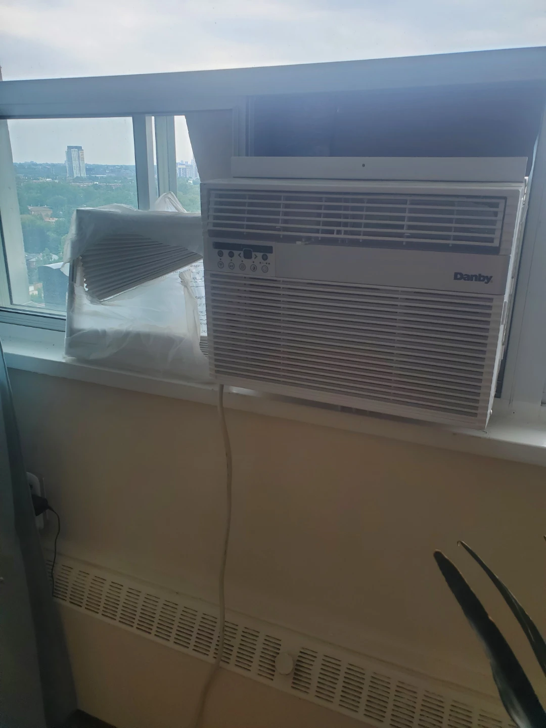 Danby Window Air Conditioner - photo 2