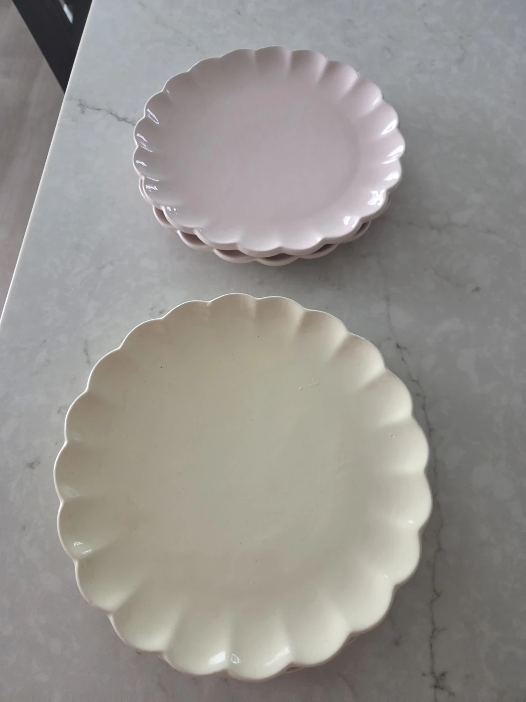 Set of 4 Scalloped Edge Plates - White and Pink