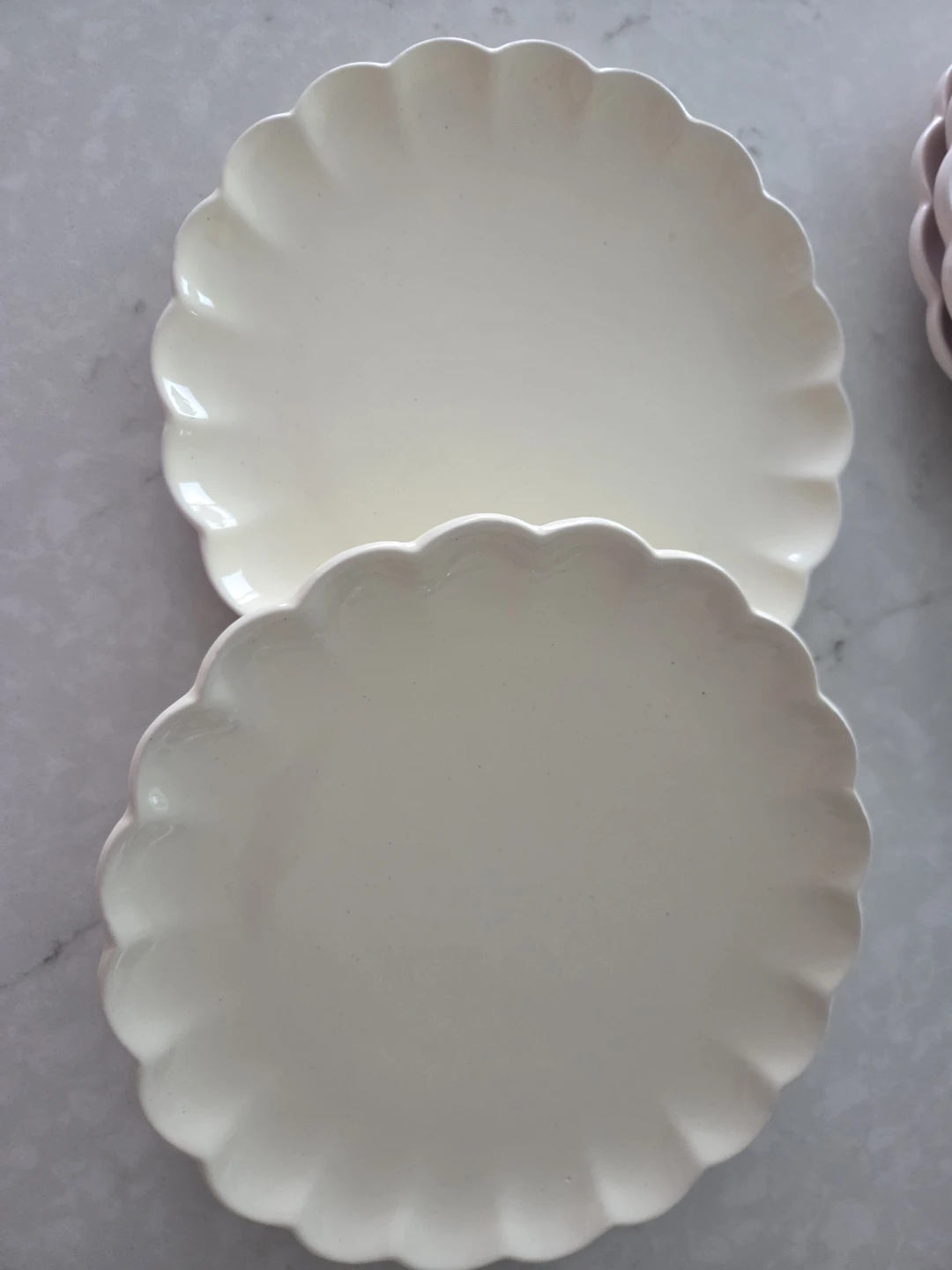 Set of 4 Scalloped Edge Plates - White and Pink - photo 2