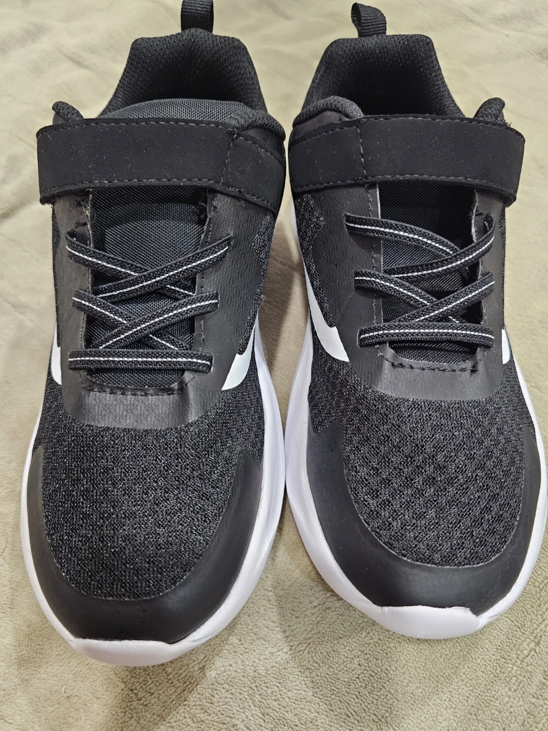 Athletic Works Kids Black Running Shoes Size 3 - photo 3