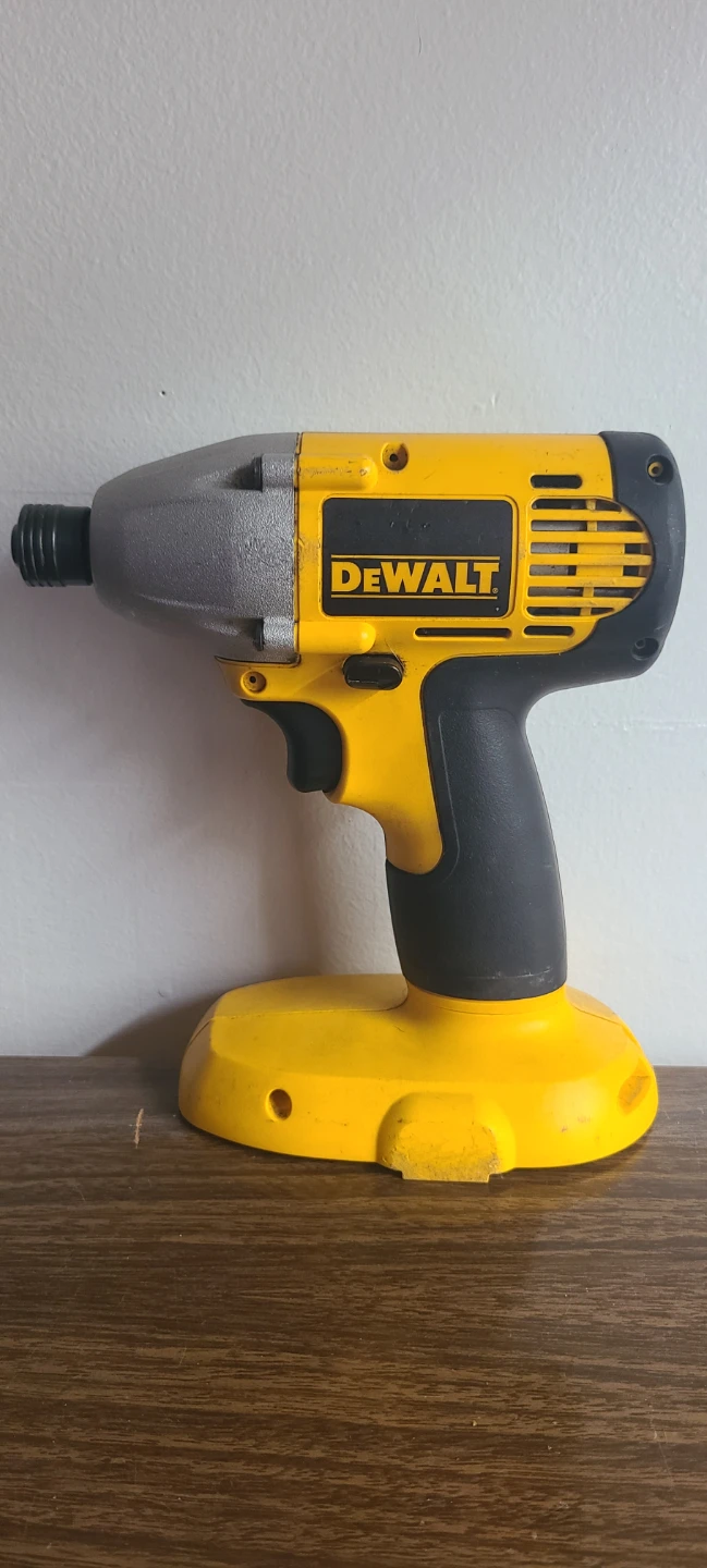 DeWalt 18V Heavy Duty 1/4" cordless impact driver DW056 torque - photo 2
