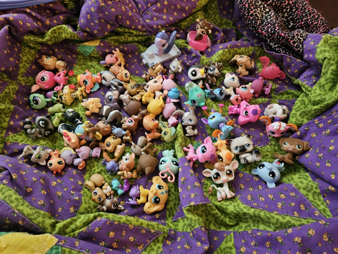 About 50 pcs Littlest Pet Shop Figures & Playset - photo 2