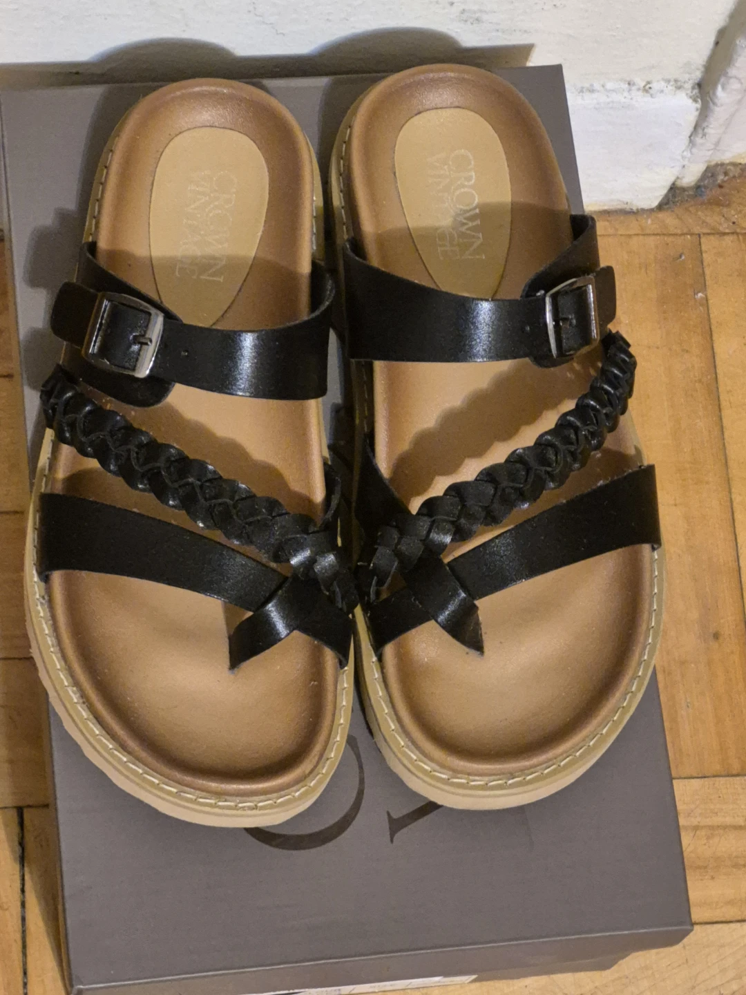 BNIB)Crown Vintage Size 7 Black Bailey Sandals