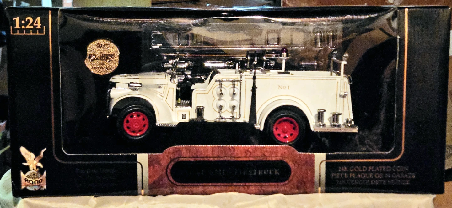 1:24 Yat Ming 1941 GMC Firetruck Die-Cast Model