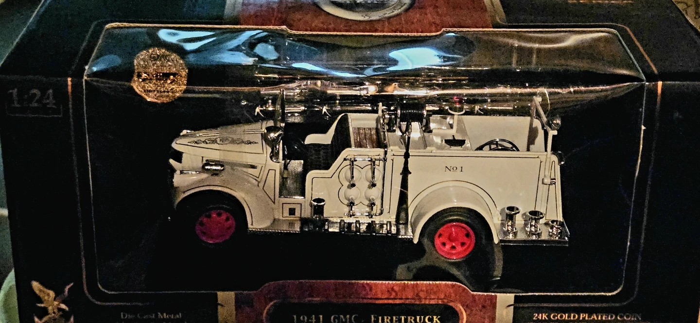 1:24 Yat Ming 1941 GMC Firetruck Die-Cast Model - photo 2