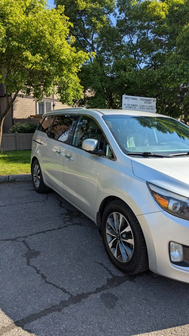 Kia Sedona 2015 - Great condition and ready for next owner! - photo 3