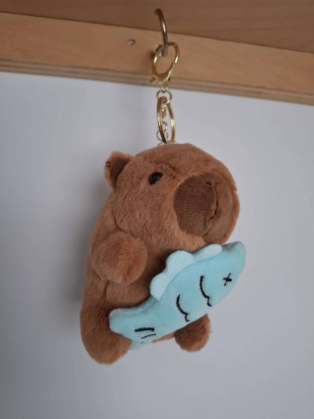 Capybara plush holding blue fish keychain - photo 2