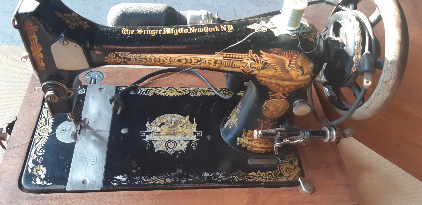 Vintage Singer Sewing Machine with Motor and Case - photo 2