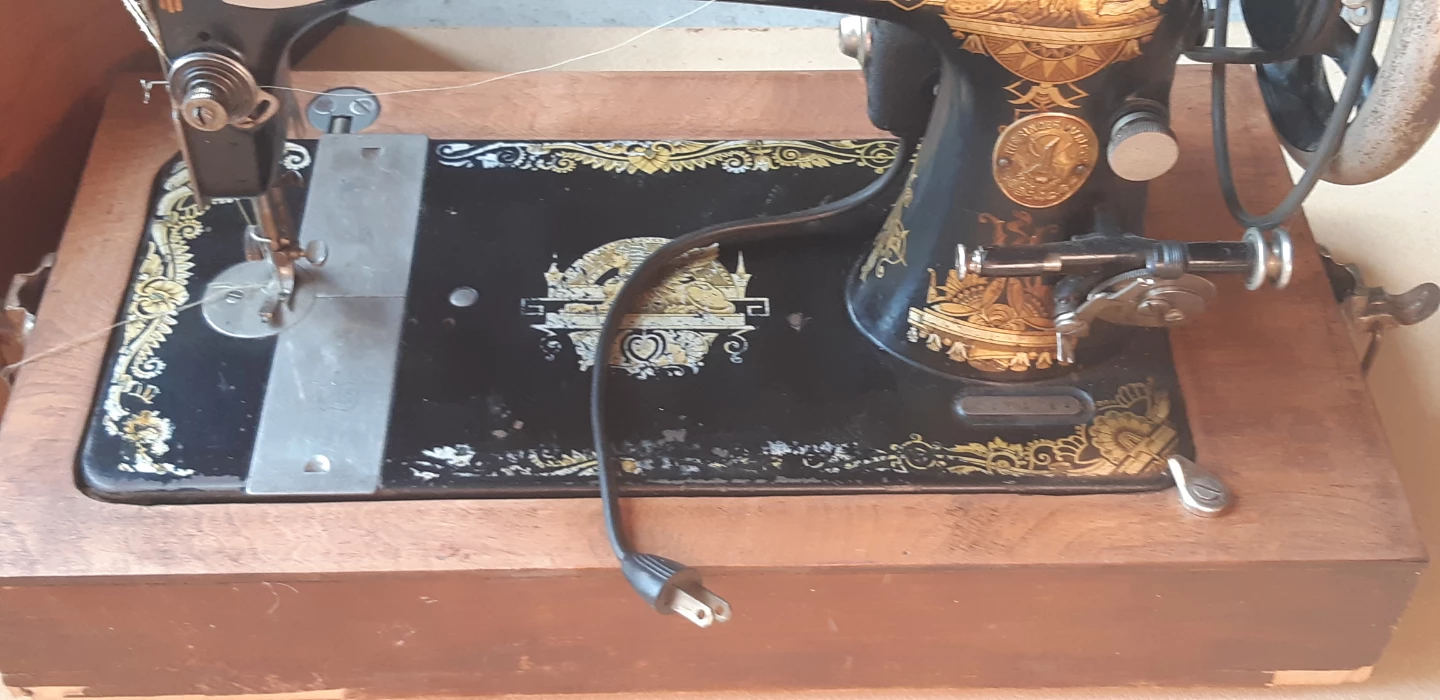 Vintage Singer Sewing Machine with Motor and Case - photo 3