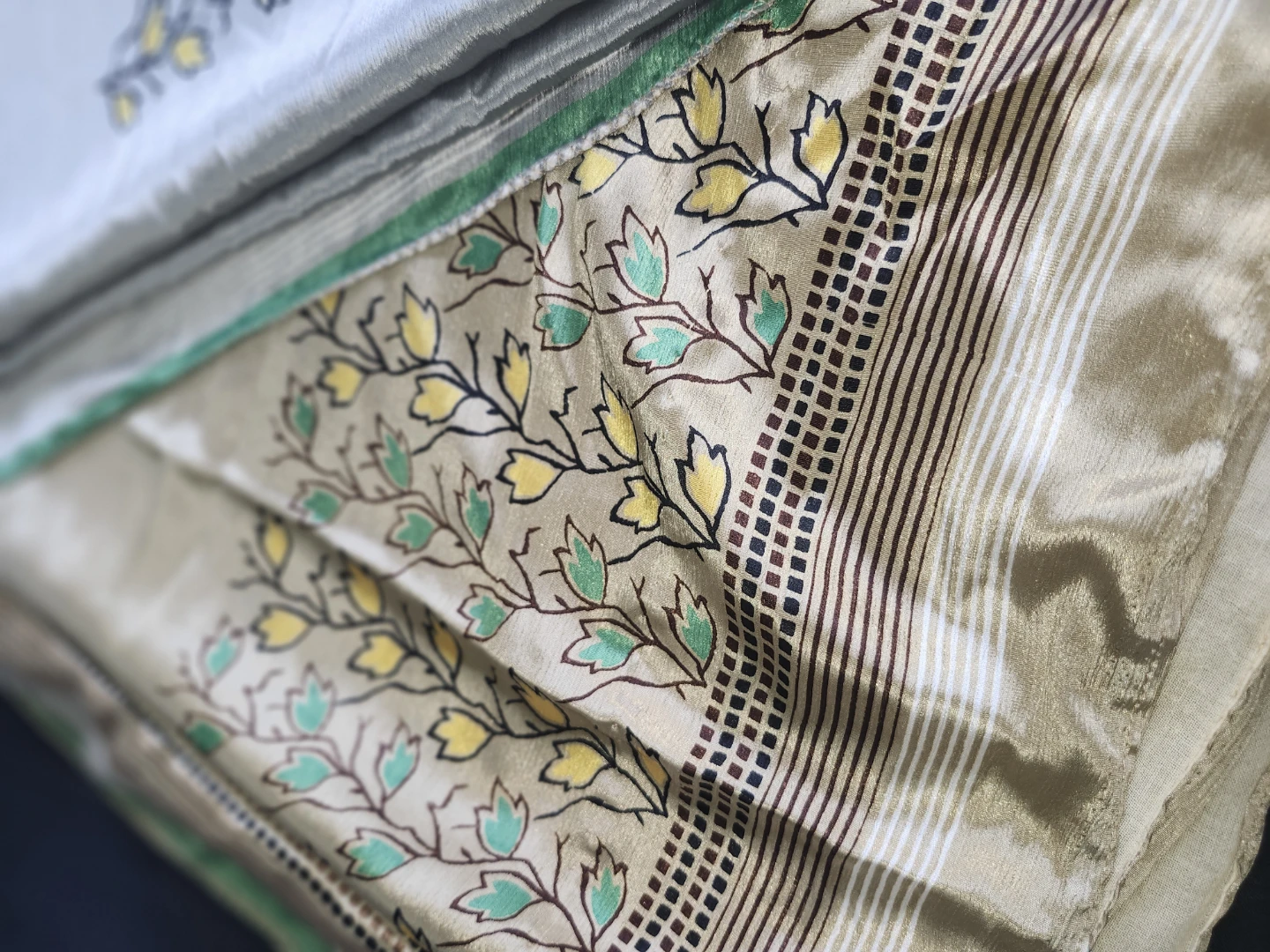 Premium Quality creape silk Saree with Floral Print - photo 2