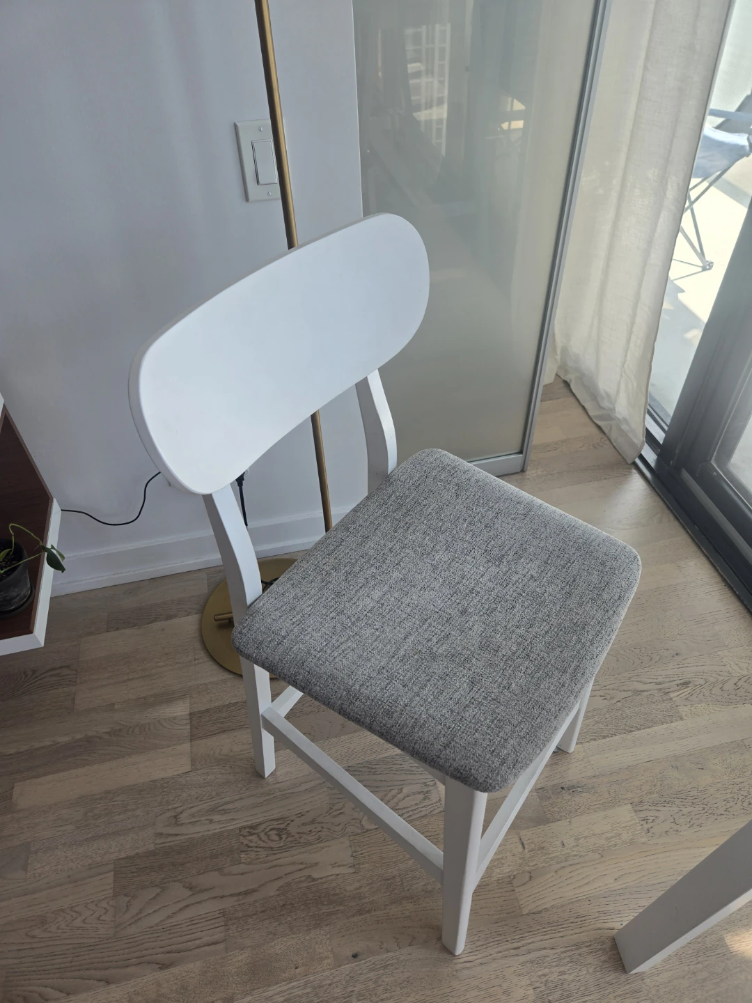 Structube: Moxy White Bar Table with Chairs - photo 3