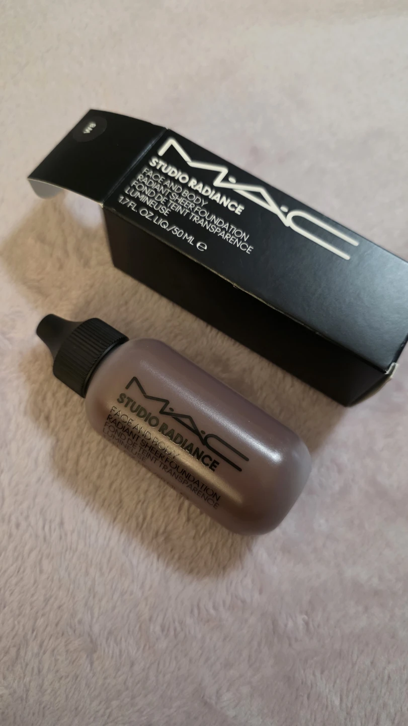 MAC Studio Radiance Face and Body Foundation W8