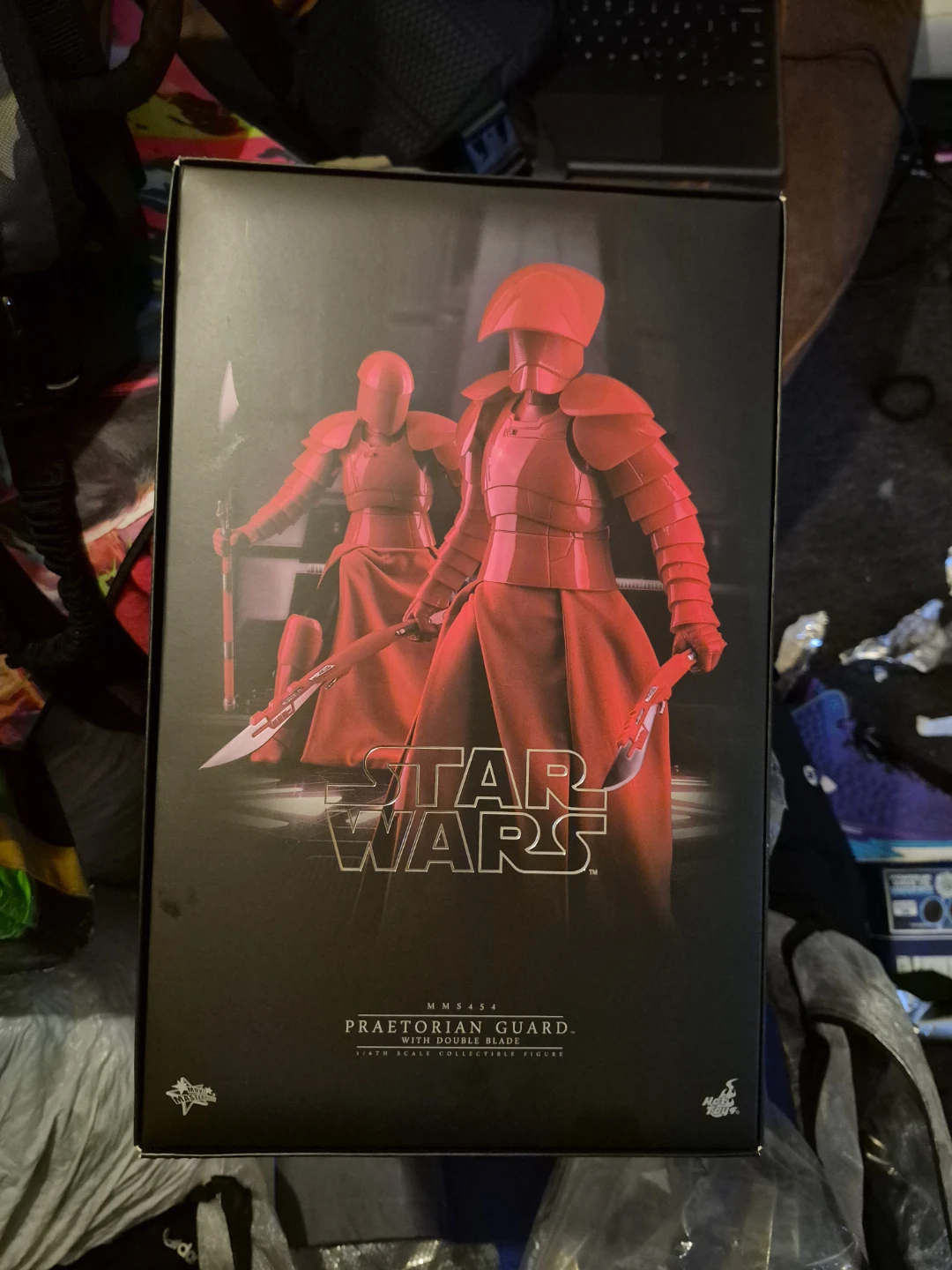 Star Wars Praetorian Guard with Double Blade Collectible Figure - photo 2