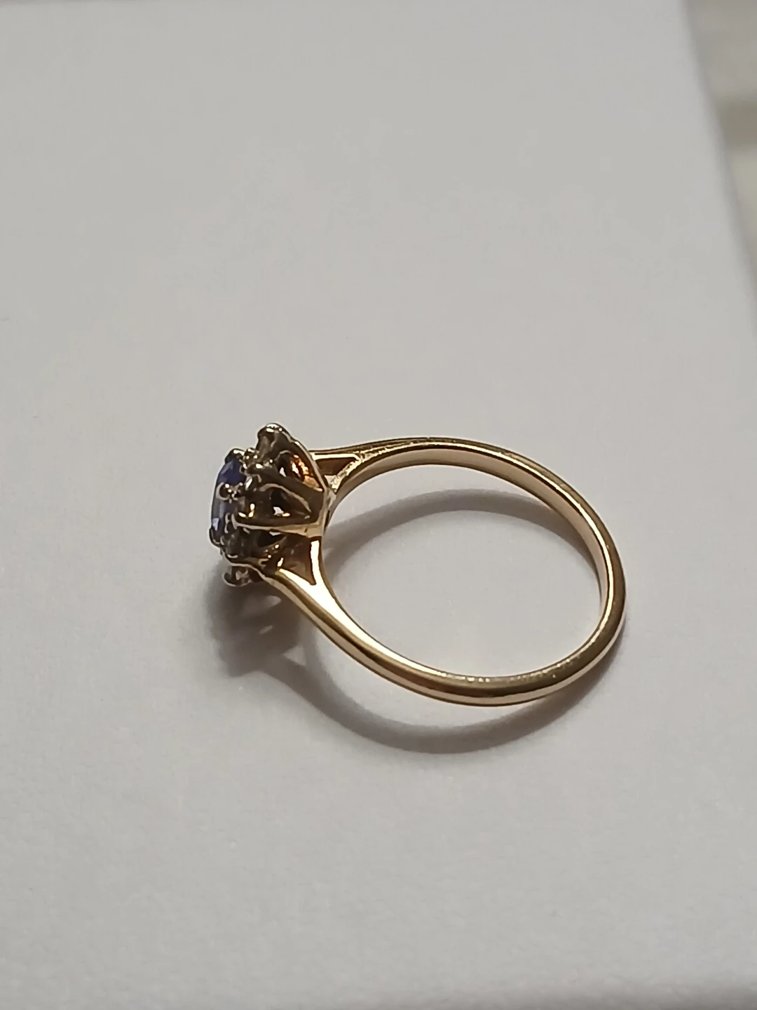 Gold cluster ring with sapphire and diamonds - photo 2