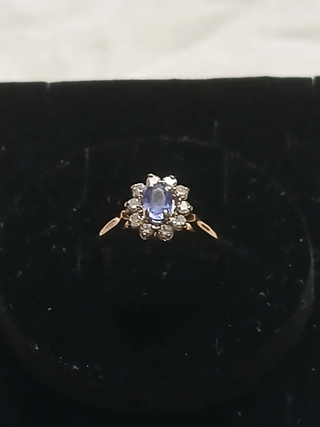 Gold cluster ring with sapphire and diamonds - photo 3
